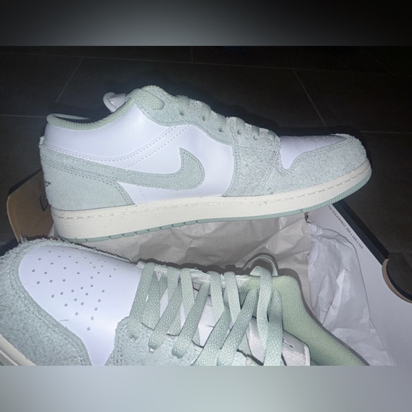 AIR JORDAN 1 LOW SE
WHITE/SEAFOAM-SAI
10.5 - Picture 2 of 5
